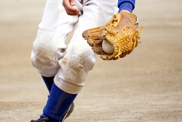 少年野球で守備をしている